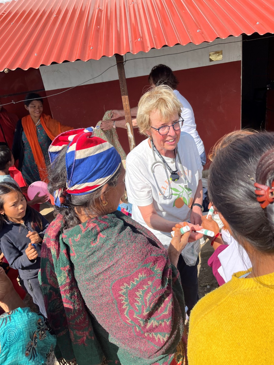 Frau mit Kind in Nepal
