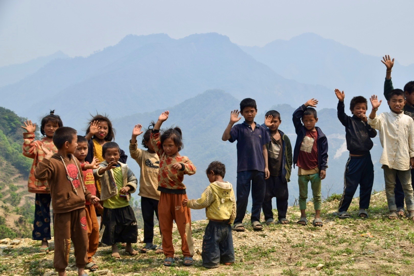 Gebirge in Nepal mit Gebetsfahnen